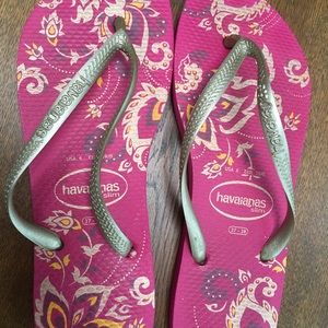 Havaianas—Runs large,Sz6+ gold strappy on floral purple footbed. NoBottomWear!